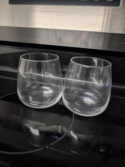 2 stemless wine glasses