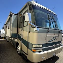 2005 Monaco Camelot 40ft Diesel Pusher 4-slide Outs 