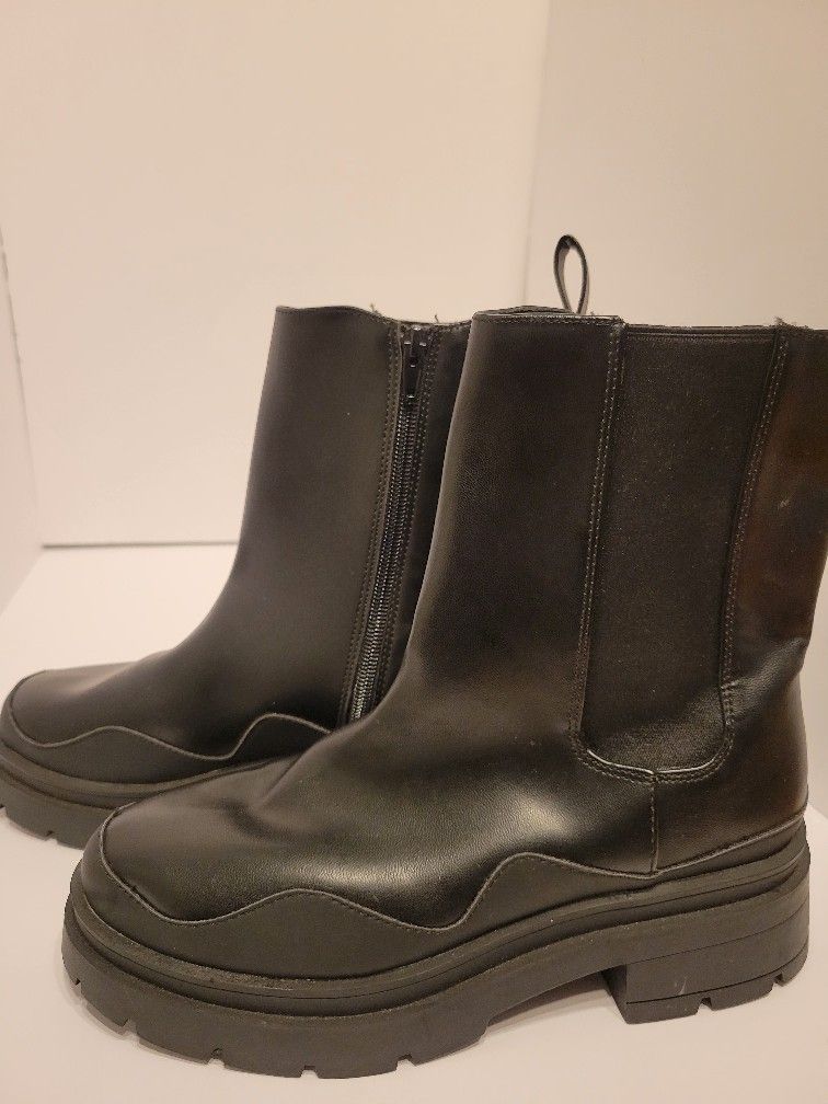 Womens Wild Pair Black Side Zip Up Boots Size 7.5