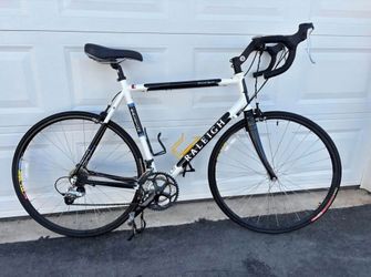 Raleigh Grand Sport Road Bike – Like New (Bonus Wheel Set Included!)