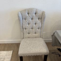 6 Dinning Room Chairs In Great Condition 