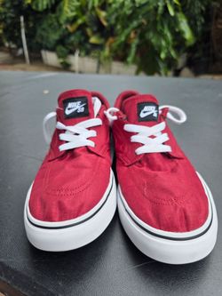 NIKE TENNIS SHOES