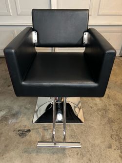 Black Hydraulic Salon Styling Chair