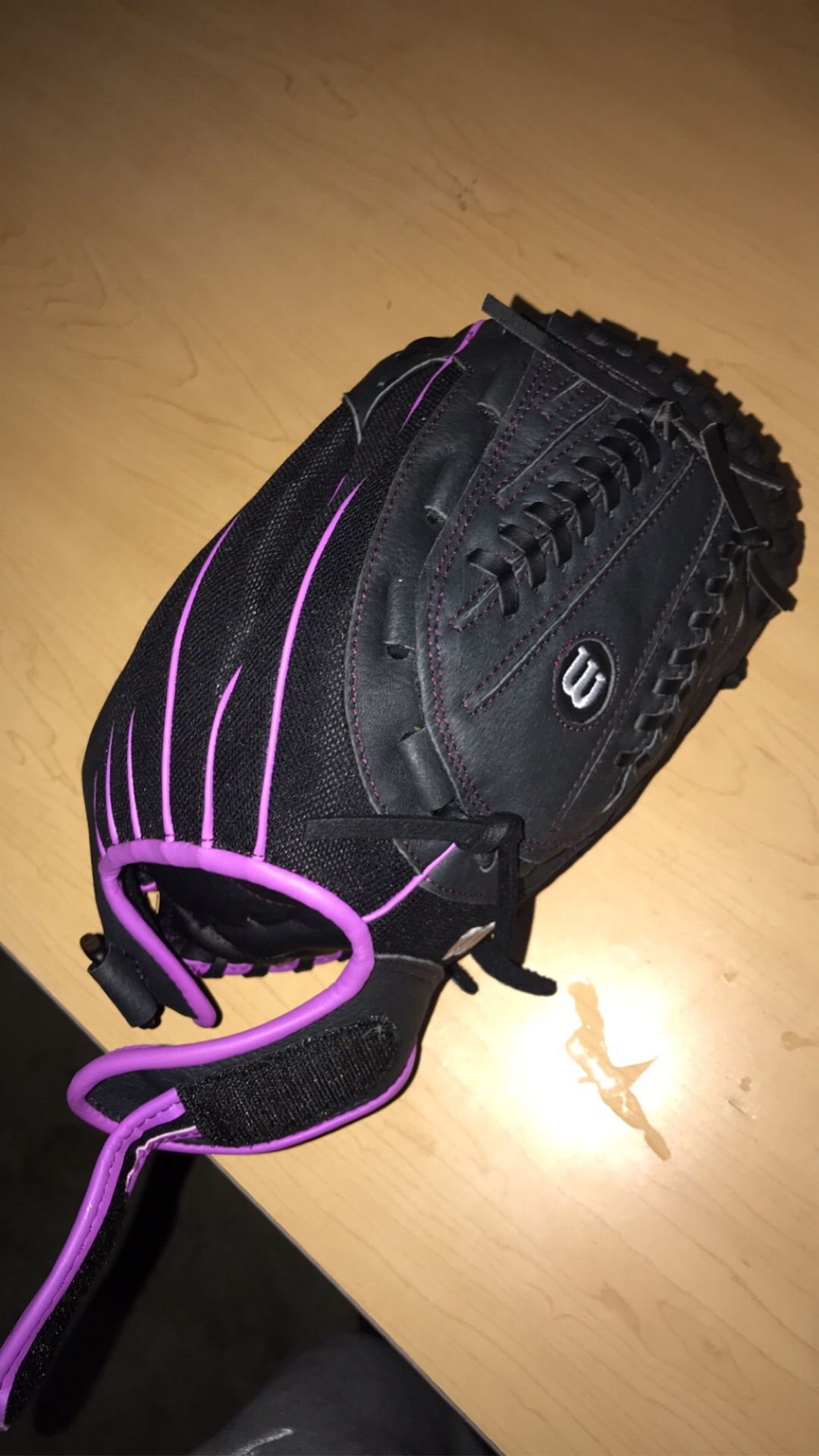 Wilson baseball glove women’s or shoot best offer