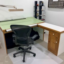 REDUCED AGAIN !!! Drafting table/work desk