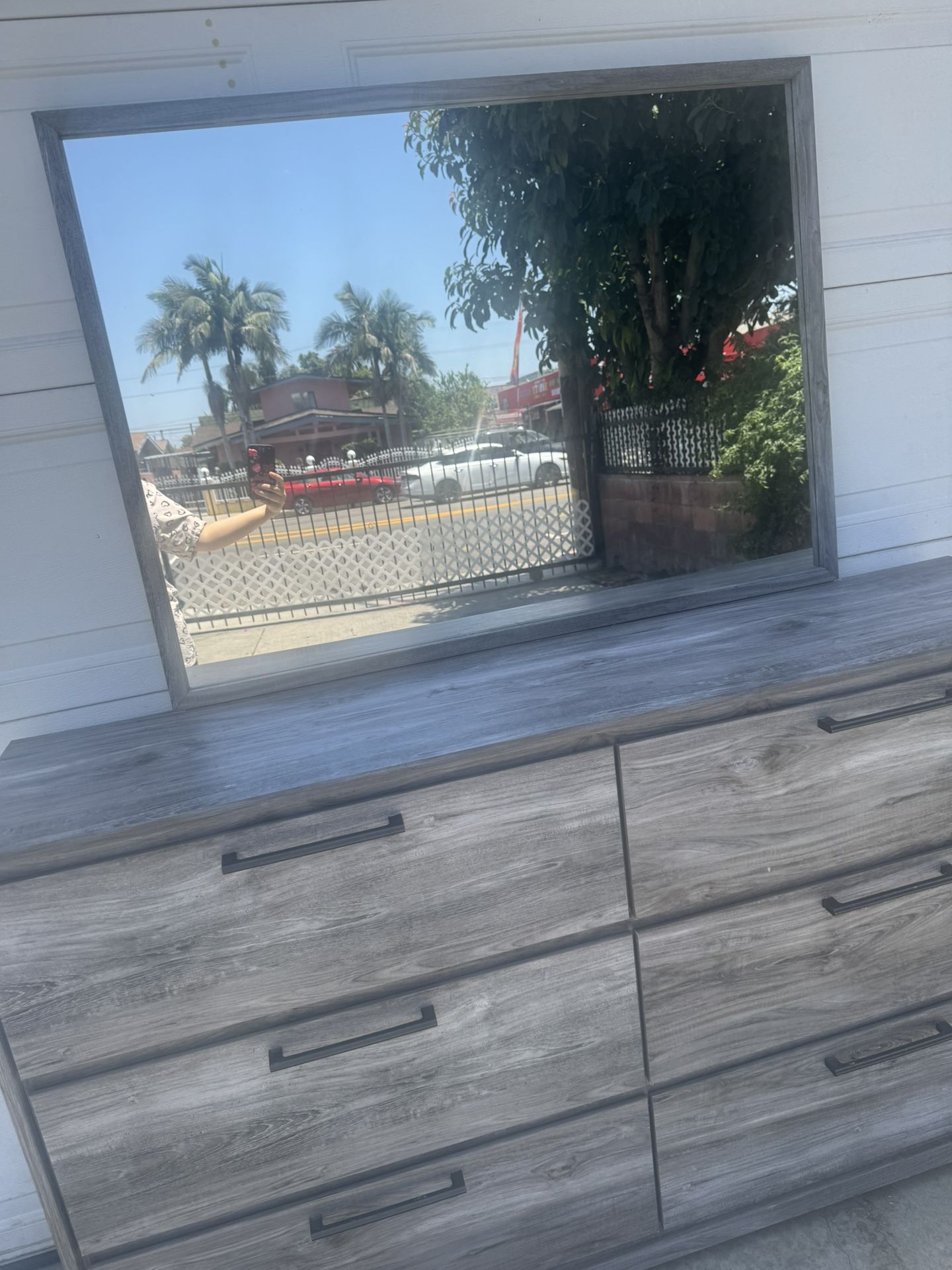 Dresser With Mirror