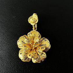 Gorgeous 24k solid yellow Gold flower shaped Pendant 7.6 grams