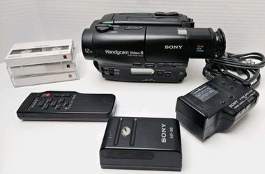 Sony CCD-TR76  Handycam Video 8 With Battery, Charger And Extras Tested. 