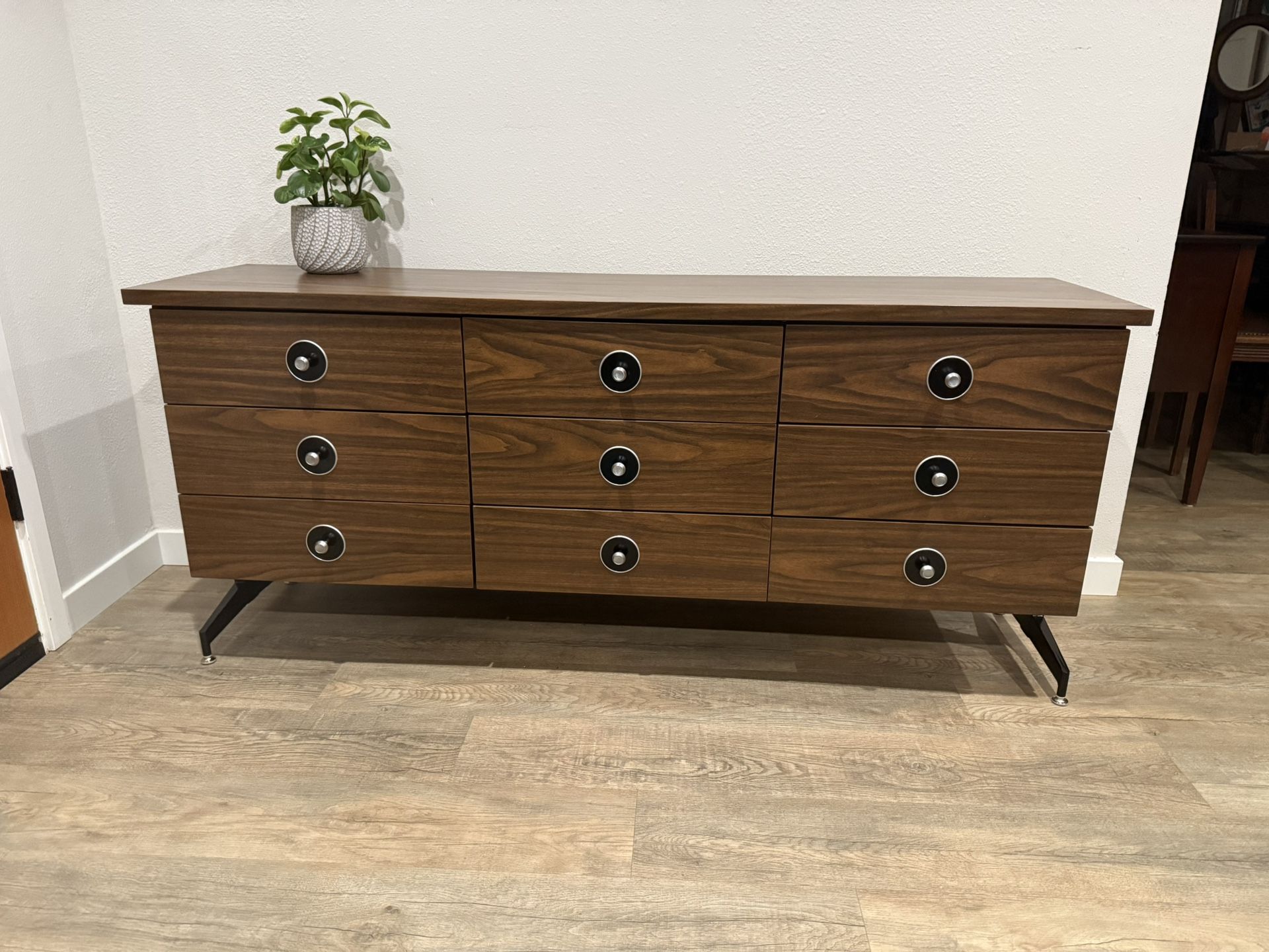 REMARKABLE dresser - 9 drawers - 1970’s laminate - far out original hardware - delivery available