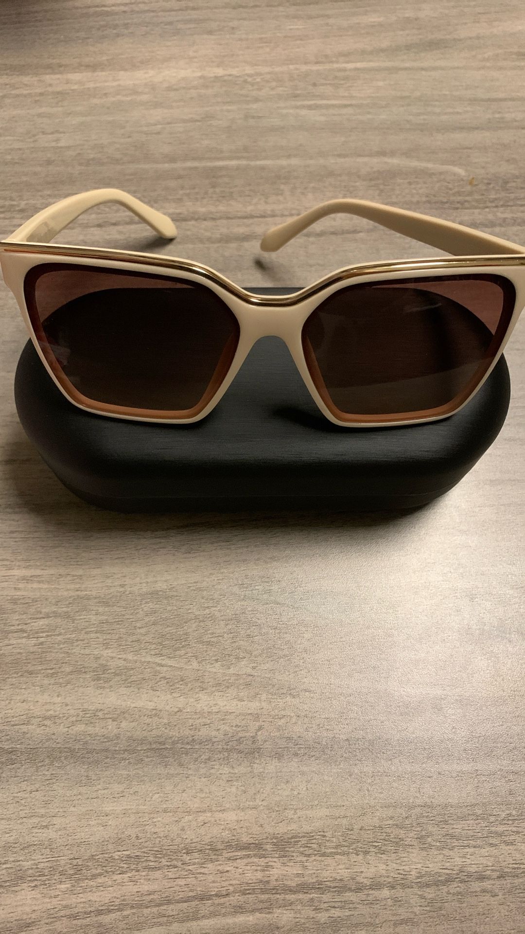 QUAY Level Up Sunglasses Chamomile Frame Dark Fawn Lens NWT display picture 3
