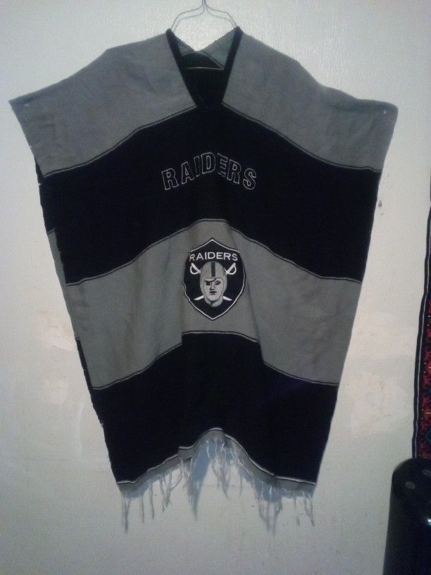 Beautiful Vintage Oakland Raiders Ponho. cho