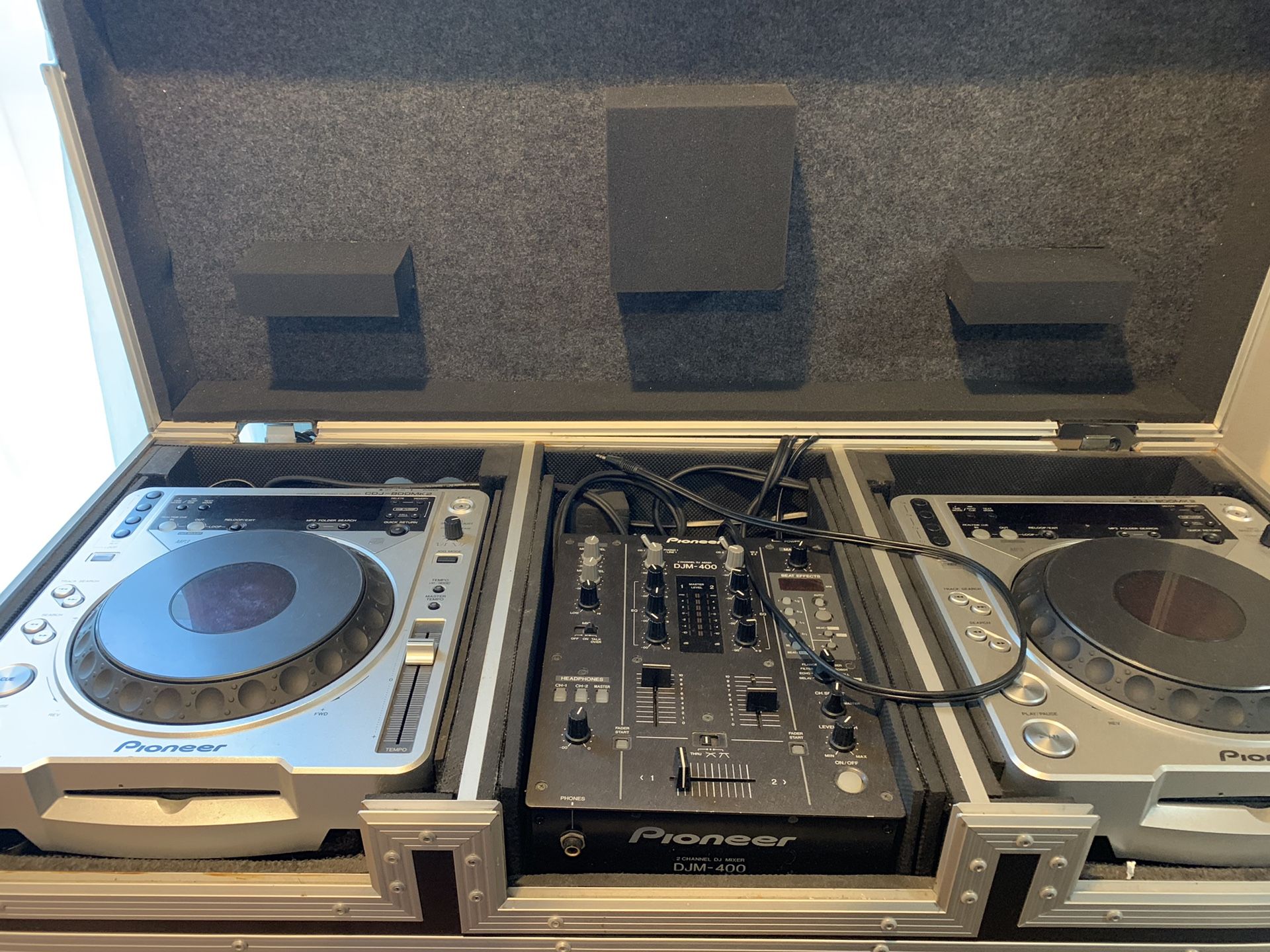 Dj equipment, turn tables,mixer plus two Yamaha speakers asking 600 or best offer