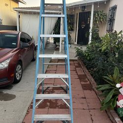 Escalera de 8 pies de fibra de vidrio casi nuev