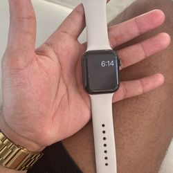 APPLE WATCH SERIES 4 (GOOD CONDITION)