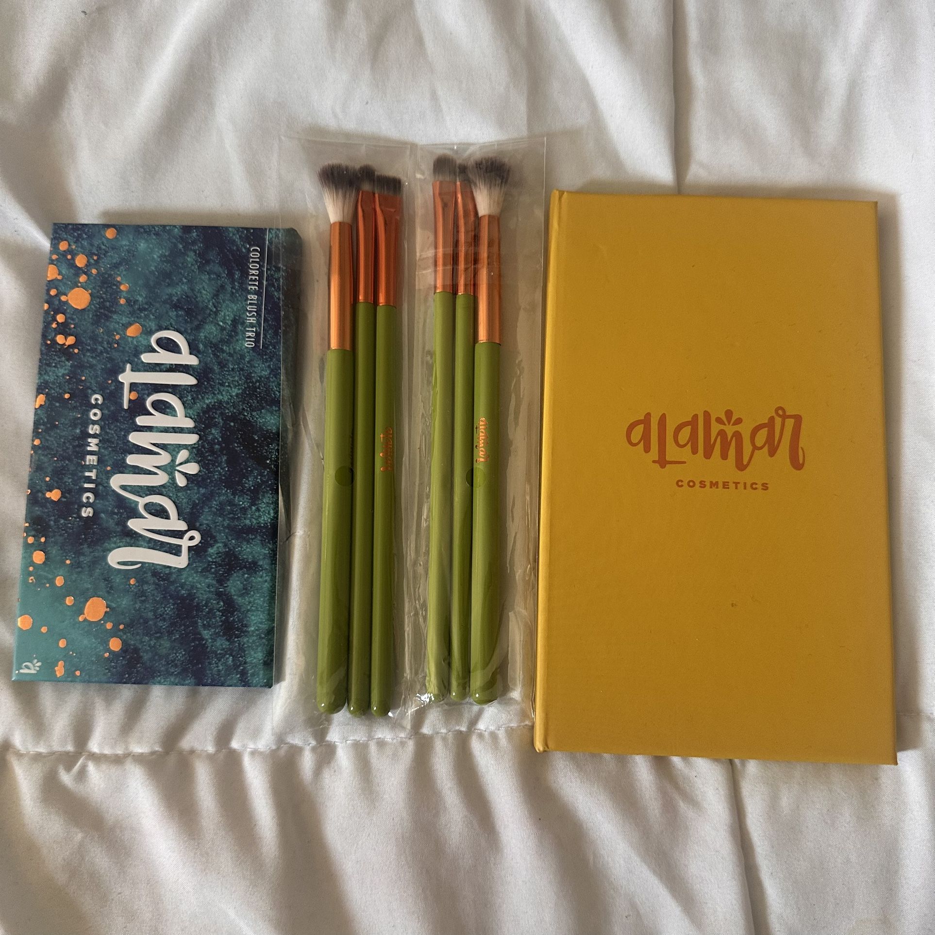 Alamar Cosmetics Eyeshadow And Blush Palette + Brushes