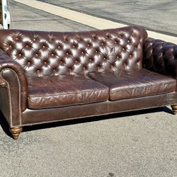 Haverty’s Leather Chesterfield Sofa In Excellent Condition!