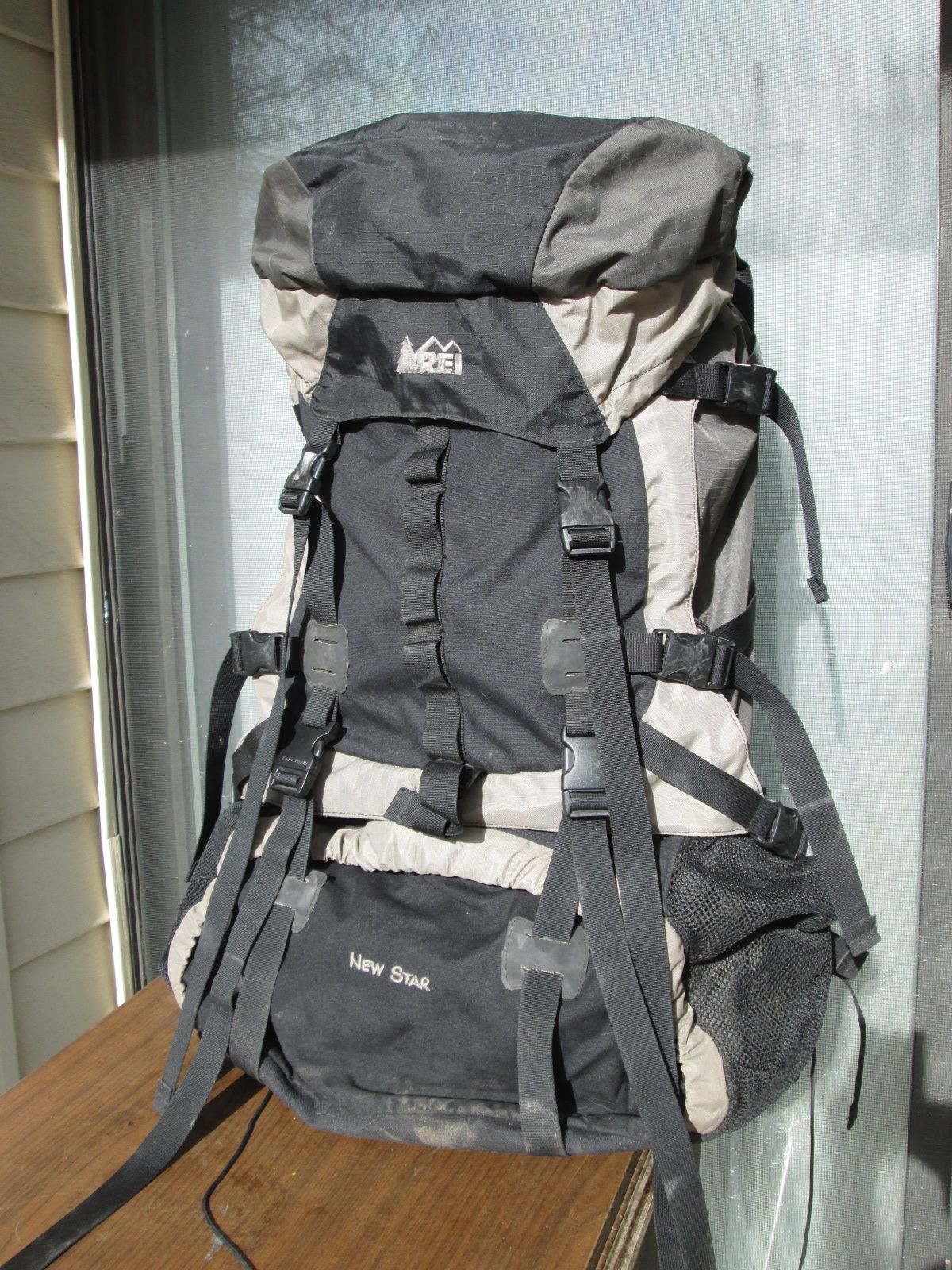 REI Backpack NewStar Men's Large Internal Frame Hiking Gear