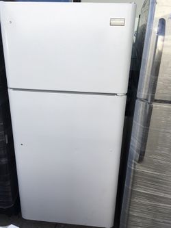 FRIGIDAIRE WHITE TOP FREEZER 18 CUBIC FEET NEW scratch and DENT