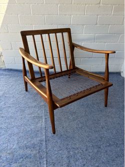 Vintage Mid-Century spindle-back lounge chair
