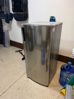 LG 6 cu ft Mini Fridge w/ freezer