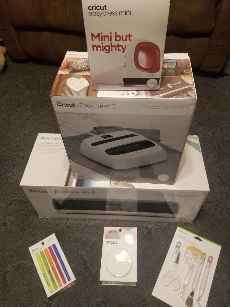 BRANDNEW NEVER OPENED CRICUT BUNDLE