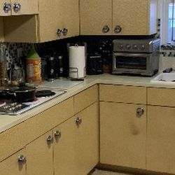 The Kitchen Gabines And Appliances Stove And Oven