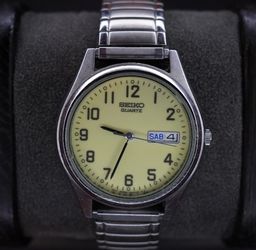 Seiko Quartz 1996 Day Date Mens Watch 7N43-9048 Cream Dial Stainless Steel Japan