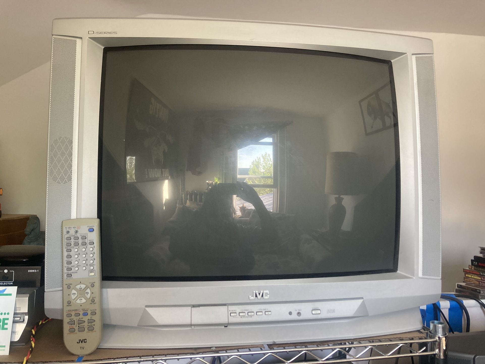 JVC D-Series 27” crt TV AV-27D302 with remote perfect for retro gaming video games