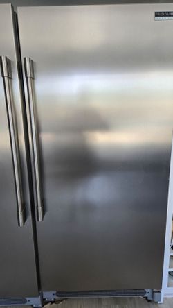 FPRU19F8RFF Frigidaire Professional Tower Refrigerator 32" x 72" needs repair