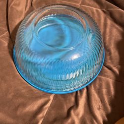 Large Vintage, Pyrex Tupperware Bowl With The Lid.