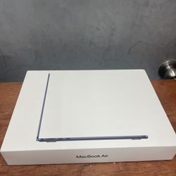 MacBook Air 13.6" Laptop - Apple M2 chip - 8GB Memory - 256GB SSD (Latest Model) - Midnight