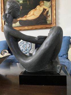 Mother and child statue in gray color