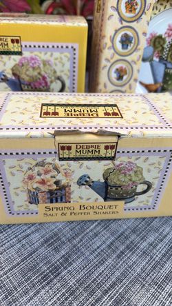 Debbie Mumm’s salt and pepper shakers set