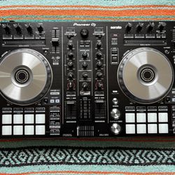 Pioneer DDJ-SR2 DJ Controller - excellent condition!