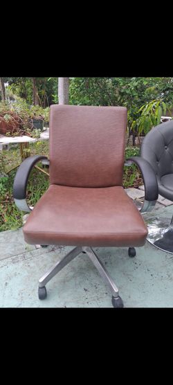 Office Leather chair.  In Good Condition. Davie FL 33324 In Broward County.