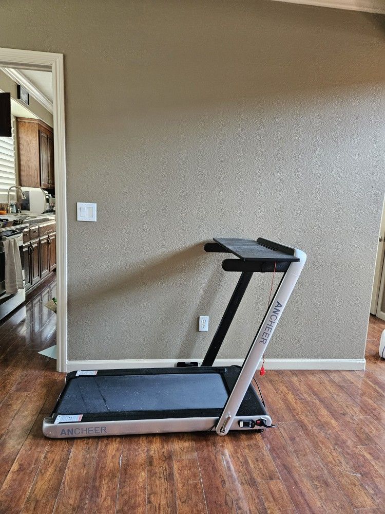 Treadmill w/ Workdesk! Folds Flat!