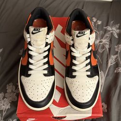Nike: Low “Vintage Coral” Dunks. [M10.0] 