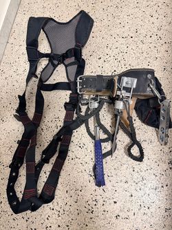 Arnés y cinturón con sus herramientas para trabajar en el esquefo