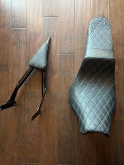 Dominator Triple Diamond Stealth-Grip Seat & Sissy Bar Combo – Harley Softail Street Bob FXBB / FXBBS