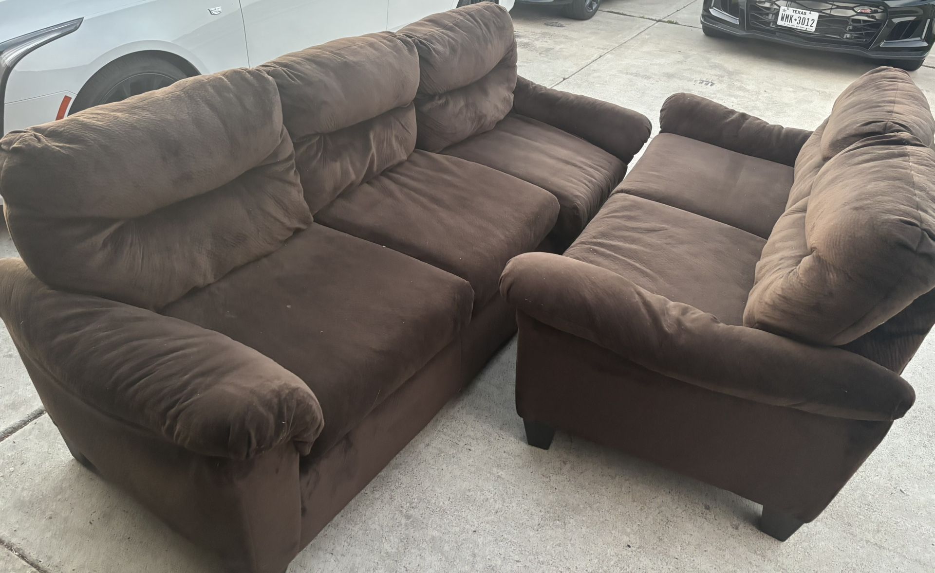 Table/sofas/ Queen Bed