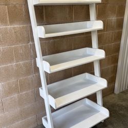 BEAUTIFUL WHITE SOLID WOOD 5 TIER LEANING LADDER BOOKSHELF DELIVERY AVAILABLE