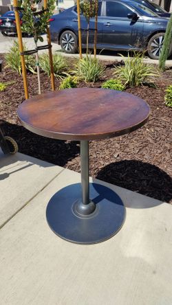 Round accent table