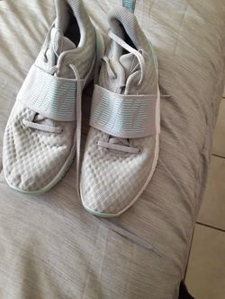 Women Tenise Shoes  Size  U.S  8