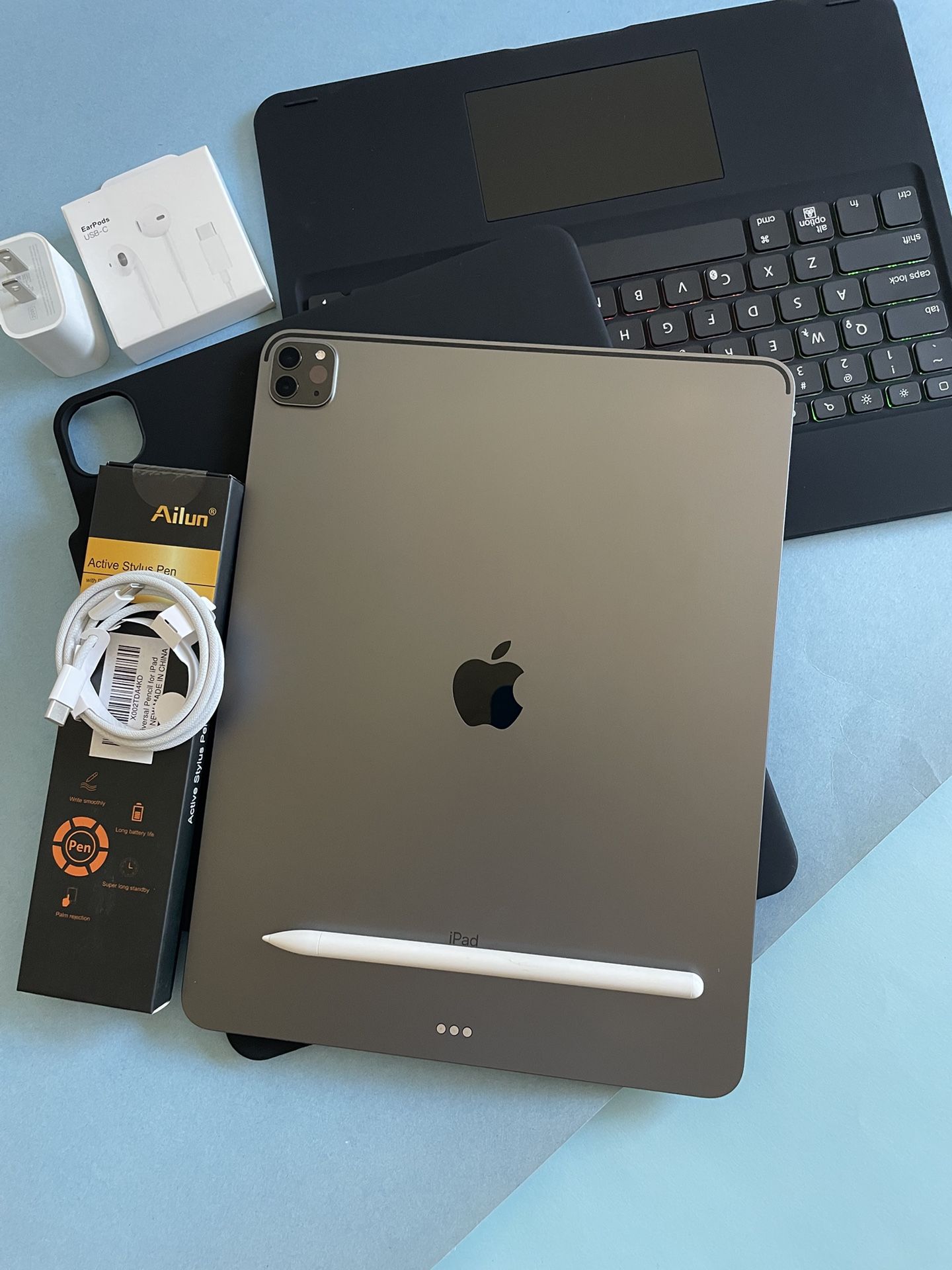 Apple IPad Pro 12.9” 5th Generation (M1 chip/ ID/2021) 256GB with pen, keyboard & Accessories 