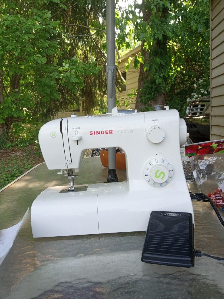 Singer Sewing Machine 