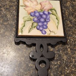 Grapes porcelain / black metal trivet