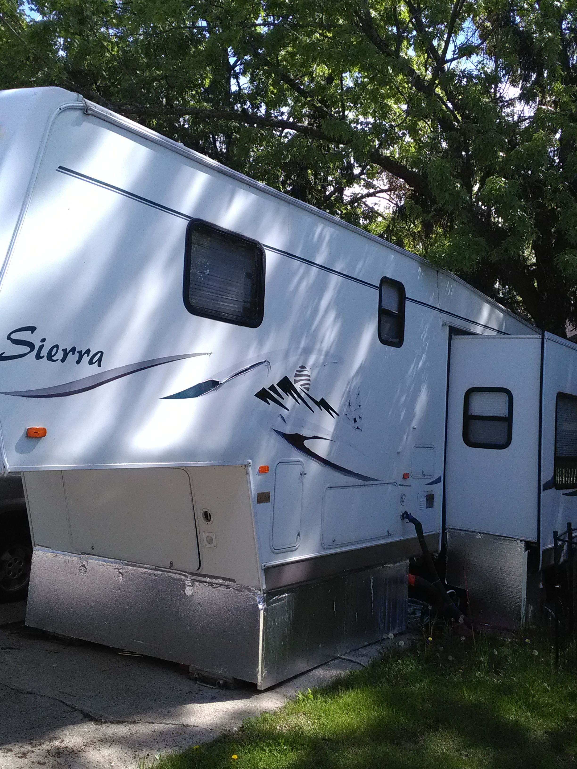 Photo 2002 Forest River Sierra 5th Wheel Handyman Special...Need Gone Asap!! Best offer gets its..