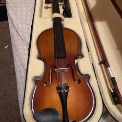 violin BARELY USED with two bows
