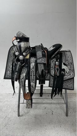 Montura charra bordada con herraje y fuste buchon plateado