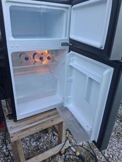 Mini fridge with freezer
